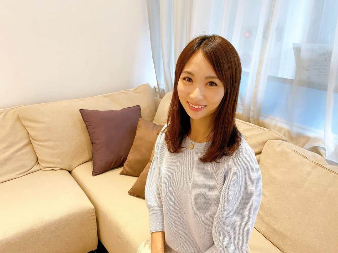 吉田早織のインスタグラム：「・﻿ ケサランパサランのサロンで『顔の土台づくり』 ﻿ を体験してきました🌸﻿ ﻿ ﻿ メイクの中でも眉はバランスが難しく、苦手な方も多いはず。﻿ 『顔の土台づくり』では、顔型と目もとを分析し、﻿ 一人ひとりに合わせたまつげエクステンション、眉デザイン（眉カット&眉メイク）、顔型別メイクアップを提案していただけます👏﻿ ﻿ ﻿ まつ毛は自まつ毛の長さで、密度を高めるように付けるので自然な仕上がりに。﻿ 眉は輪郭や目の形に合わせて作っていくのですが、 ﻿ 改めて見ると自分の眉の左右差に驚きでした！﻿ 生やした方が良い部分、カットした方が良い部分がよく分かりとっても勉強になりました☺️﻿ ﻿ ﻿ 眉とまつげが整っているので、メイクはアイシャドウとリップ、チークのみ。 ﻿ 使ったコスメもとっても可愛くて、いつもとちょっと違う雰囲気に仕上げていただきました🌸﻿ ﻿ 眉が整うとメイクにが持てるし、前髪を伸ばしておでこ出そうかな！という気持ちになりました☺️﻿ ﻿ ﻿ 通うことで眉は整ってくるそうなので、眉毛が生え揃ってきた頃にまた伺いたいです✨﻿ ﻿ ﻿ ﻿ ﻿ ﻿ #顔の土台づくり ﻿ #まつげエクステンション #眉デザイン #ナチュラルなのにきれい #リカバーデザインエア ﻿ #PR #ケサランパサラン」