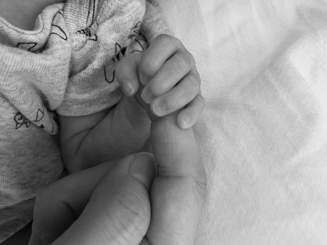 安田美沙子さんのインスタグラム写真 - (安田美沙子Instagram)「このような時期に、私事で大変恐縮ですが、2月23日に第二子を出産したことをご報告させて頂きます。 . . . 思いがけず大変なお産になりましたが、無事に産まれてくれたことに感謝の気持ちでいっぱいです。 予定より早産だったため赤ちゃんはまだ病院にいますが、元気に順調に毎日すくすく育ってくれています。愛おしくて胸がいっぱいです。 赤ちゃん、そしてお兄ちゃんの成長を家族で、大切に見守って行きたいと思います。 . . . また、あわせての報告になりますが、長年お世話になった事務所を昨年の契約期間満了とともに退社いたしました。 それまで沢山悩み考えましたが、これからは、子育て、家、仕事との向き合い方をしっかりと家族で話し合い、自分のペースで考え、頑張っていけたらと思いこの決断に至りました。 いままで本当にありがとうございました。 . . . 様々な手続きや妊娠してからの体調により、ご報告まで少し時間が空いてしまいました。 . . . 新しい家族が増えましたので、慌しくなります。 家族皆んなで力を合わせて、一歩一歩進んで行ければと思いますので、これからもあたたかく見守っていただけますと幸いです。 どうぞよろしくお願いいたします。 . . .  2020年3月10日 安田美沙子」3月10日 15時00分 - yasuda_misako