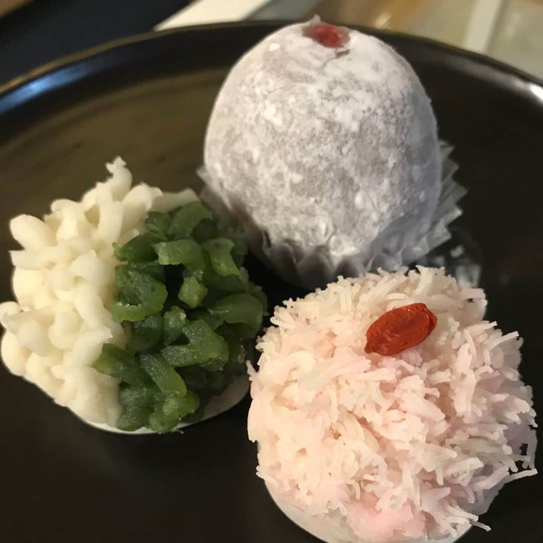 Karinさんのインスタグラム写真 - (KarinInstagram)「Suzukake 鈴懸 @suzukake_official  These are traditional Japanese cakes called wagashi.  Ce sont des gâteaux japonais traditionnels appelés wagashi.  photo 1 : Sakura(cherry blossoms),Yamawarau,Ichigo(strawberry)daifuku 桜、山笑う、苺大福  photo 2 : Suzu,Suzunoenmochi,Sougetsu 寿々、鈴乃○餅、草月  日本に帰ってきて、デパ地下の洋菓子コーナーを見るも食べる気になれず…和菓子コーナーへ！ 日本人としてお恥ずかしい限りですが、今頃和菓子の素晴らしさを噛み締めております。  #wagashi #karinsgroumet #yolo #parislife #instagood #instadaily #tflers #model #paris #asianfashionmodel #organic #bio #parisienne #trip #japan #japonais #和菓子　#グルメ #パリ #フランス #パリ生活 #オーガニック  #管理栄養士 #野菜ソムリエ #美容 #旅」3月10日 15時32分 - kaorikarin_u