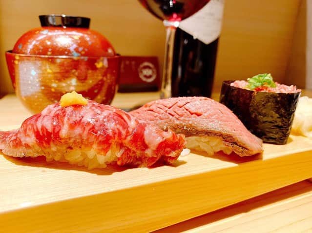 "TERIYAKI" テリヤキ編集部さんのインスタグラム写真 - ("TERIYAKI" テリヤキ編集部Instagram)「⠀東京・台東区【おにくのおすし】🍣⠀ ・⠀ ⠀ 上質な松坂牛を一頭買いし、その松坂牛を使用した最高級松坂牛肉寿司が絶品な浅草の『おにくのおすし』。⠀ ・⠀⠀ ⠀⠀ 単品とコース料理がありますが、初めてであればステーキやお椀仕立て、すき焼き風など様々なものが楽しめるコースがオススメ！⠀ ・⠀ 日本ワインとのマリアージュも抜群なので、好きな方は是非ご一緒に。⠀ ・⠀ TERIYAKI美食倶楽部へ入会すると、『おにくのおすし』を始め、東京・大阪を中心に全国各地で開催しているイベントへ参加することが出来るかもしれません。⠀ ⠀ 「美味しいものを食べたい方」、「グルメな友人と出会いたい方」などなど、皆さまの入会を心よりお待ちしております。⠀ ・⠀ TERIYAKI美食倶楽部の詳細情報はプロフィールのリンクからご移動ください。⠀ ⠀⠀ 【店舗概要】⠀ 店名：おにくのおすし⠀ 住所：東京都台東区浅草2-6-14⠀ 電話番号：0358111939 ⠀ ⠀ ⠀⠀⠀⠀ ⠀ ⠀⠀ ⠀ #teriyaki #teriyaki美食倶楽部 #グルメ好きな人と繋がりたい #グルメな人と繋がりたい #テリヤキ掲載店 #テリヤキ #たべすたぐらむ #食べスタグラム #グルメスタグラム #美味しいもの巡り #東京グルメ #おにくのすし #浅草グルメ #松坂牛 #肉寿司 #すき焼き #ステーキ #TERIYAKI_寿司」3月10日 15時32分 - teriyaki_jp
