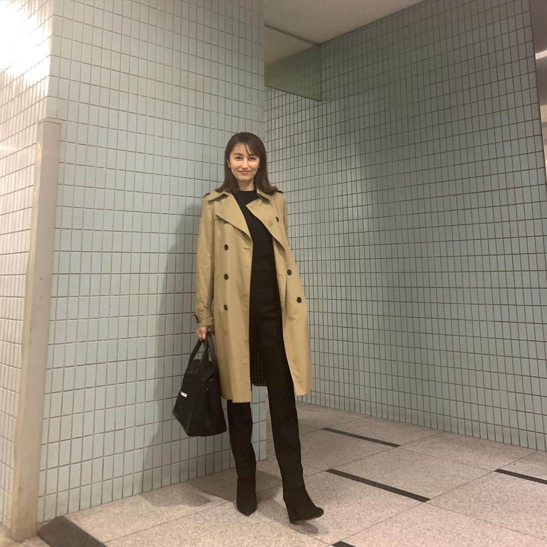 矢田亜希子さんのインスタグラム写真 - (矢田亜希子Instagram)「今日は雨。 #私服#トレンチコート#トレンチ#数年前からずっと着てる#この裏の柄が好き#もう売ってないんだ#hedislimane #トレンチは飽きない#マスクていつ買えるんだ？ トレンチコートとニットは #サンローラン @ysl  パンツ#theory @theory_jp  ブーツ#sergiorossi  @sergiorossi  バッグ#バレンシアガ @balenciaga」3月10日 15時27分 - akiko_yada