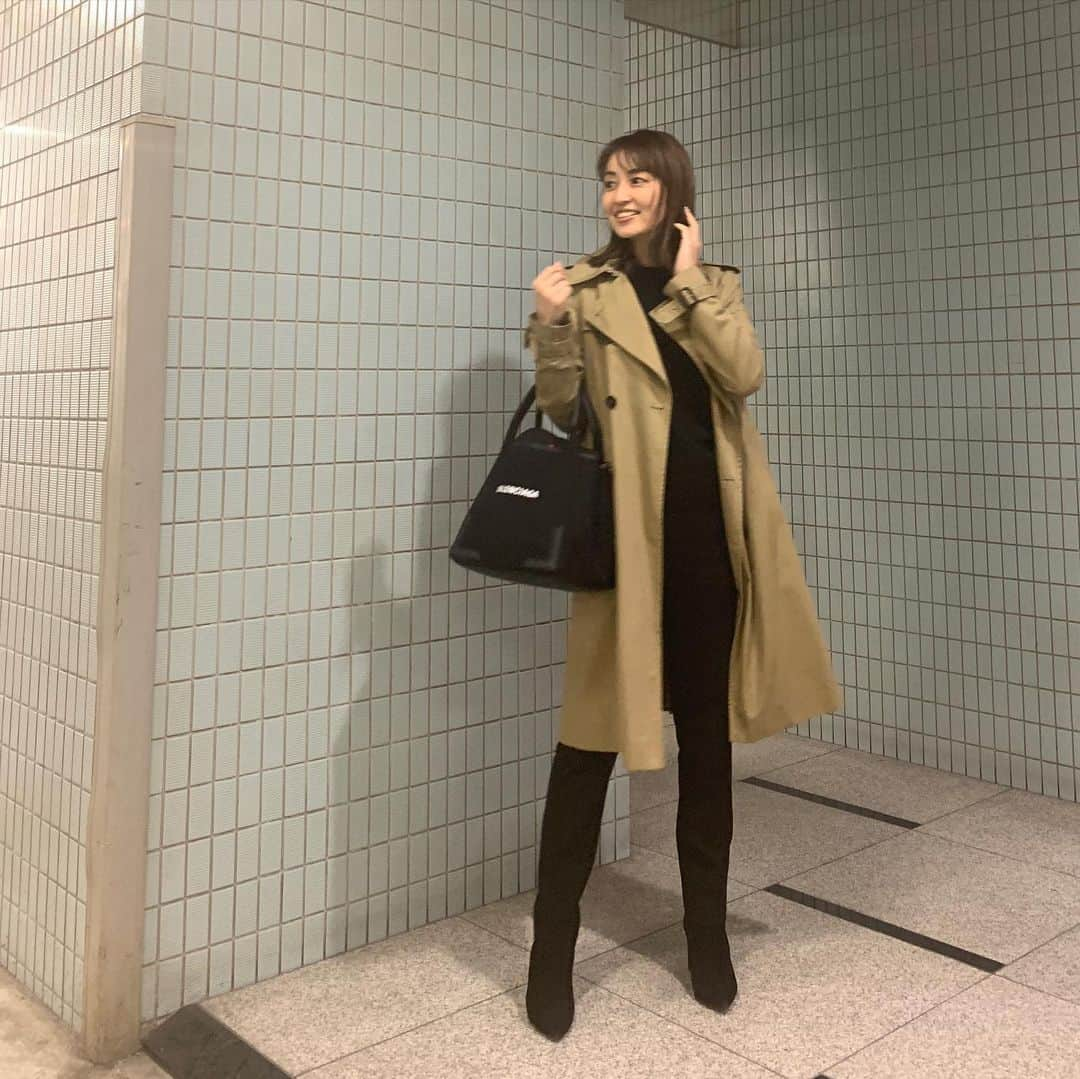 矢田亜希子さんのインスタグラム写真 - (矢田亜希子Instagram)「今日は雨。 #私服#トレンチコート#トレンチ#数年前からずっと着てる#この裏の柄が好き#もう売ってないんだ#hedislimane #トレンチは飽きない#マスクていつ買えるんだ？ トレンチコートとニットは #サンローラン @ysl  パンツ#theory @theory_jp  ブーツ#sergiorossi  @sergiorossi  バッグ#バレンシアガ @balenciaga」3月10日 15時27分 - akiko_yada