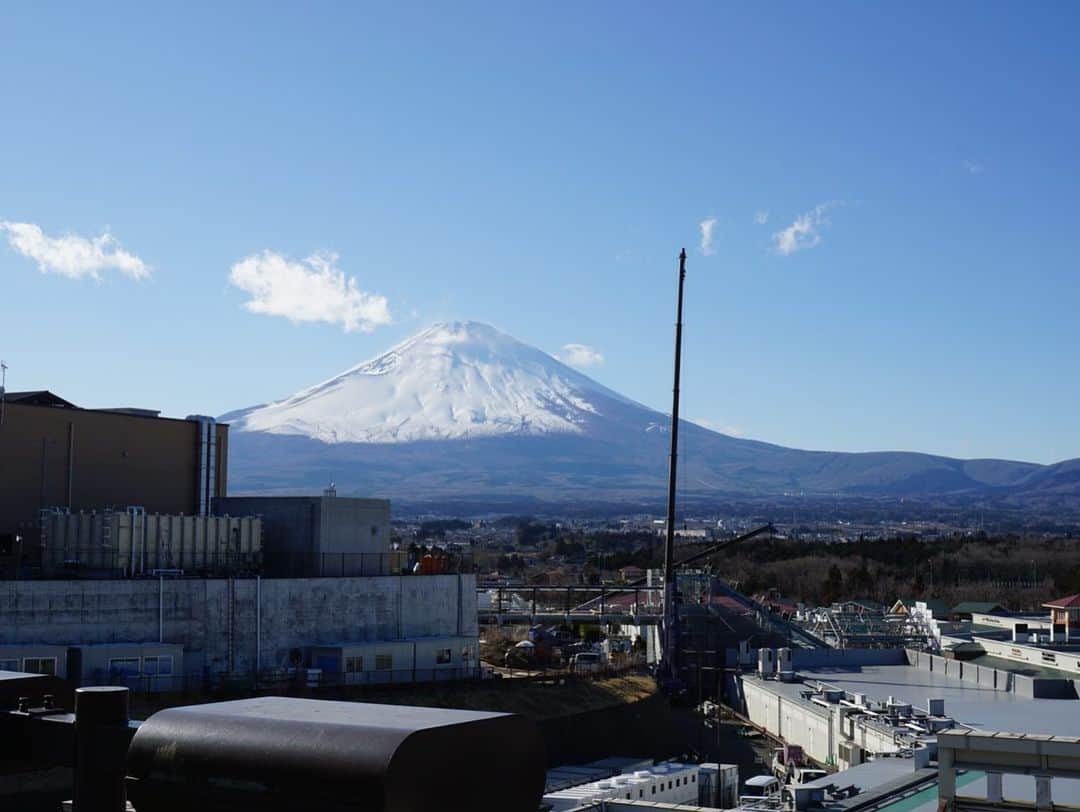 大浦育子さんのインスタグラム写真 - (大浦育子Instagram)「先日寒い日に温泉入りたいな〜と 急遽思い立って箱根へ❣️ 当日空いてる宿探して予約して、 その1時間半後には箱根にいました😂 この感じが楽しくて大好き。笑 そして車だと近いですね✨ 富士山がとても綺麗に見えて いいことありそうな予感👏 お部屋の源泉掛け流し温泉に のんびり癒されました🥺❤️ 思い出すのは産後1か月間、 湯船に浸かるの禁止だった期間。 シャワーだけで過ごすのは お風呂大好きな私にとって我慢の日々でした！ 1か月の検診でお風呂の許可が出たときの 喜びといえばそれは😆笑 . .  #温泉#源泉掛け流し #当日予約#子連れ温泉旅行  #赤ちゃん#育児#富士山 #新米ママ#娘#女の子ママ #ママ#令和ベイビー#子育て #出産#第一子#baby#mama」3月10日 15時29分 - ikuko_oura