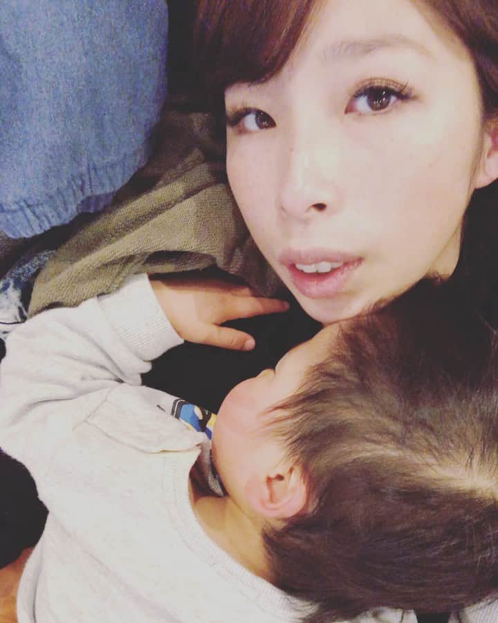 山口リサのインスタグラム：「息子くん産んでちょっと経った頃に作った曲『Nothing But You』🧡歌ってみたけど全然起きないw😂 …  優しい波みたいに笑ってる　その瞳に僕を映すけど オレンジ色染まる空が Time can't hold you 君をさらう  We're underneath the sky この手のぬくもりを離したくない Before I let you go 自分だけの人生と思ってたけど  I want nothing but you 四六時中君のそばにいたい 叶うのならStay in my arms 1秒1秒焼き付けたい その仕草も声も  I will love you forever and I love you forever and ever…  #山口リサ #lisayamaguchi #nothingbutyou #アカペラ #臨月 #息苦しい」