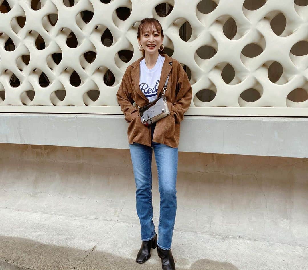 難波礼華のインスタグラム：「@redcardtokyo  2020いちおしデニム👖❤️ ワイドのデニムとかが多いからストレートデニム持ってなかったけど、程よい細さでストレートのシルエットも可愛いくてお気に入り〜🥰 ノベルティのロゴTが可愛かったから合わせたよ❤️ #redcard #redcardtokyo #redcarddenim#redcardliberty #intheknowgl #レッドカード #レッドカードデニム #レッドカードリバティ #美脚ストレートデニム#なで肩猫背過ぎる」