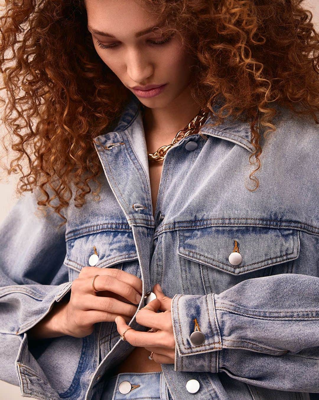 H&Mさんのインスタグラム写真 - (H&MInstagram)「Check out our Stories for some dreamy denim styles! #HM  Oversized denim shirt jacket: 0849487001」3月11日 2時54分 - hm