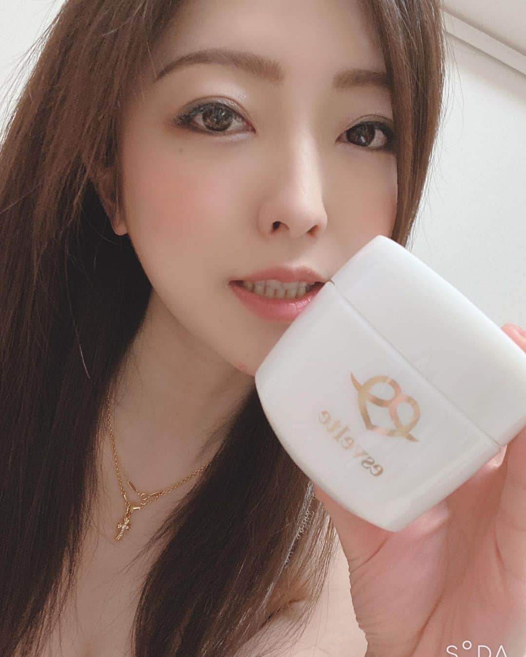 羽田あいさんのインスタグラム写真 - (羽田あいInstagram)「顔にお肉つきやすいからこれ塗ってみる🐷✨ おやすみなさい⭐  #esvelte#エスヴェルト wemedical合同会社#千葉絵美#studioemi#ピラティス#中崎恵美#emiスキンクリニック松濤#皮膚科医#プルミエール銀座#痩身ジェル#塗るだけ#痩せる#リパウト#ヒト幹細胞」3月11日 2時48分 - ai_haneda0922