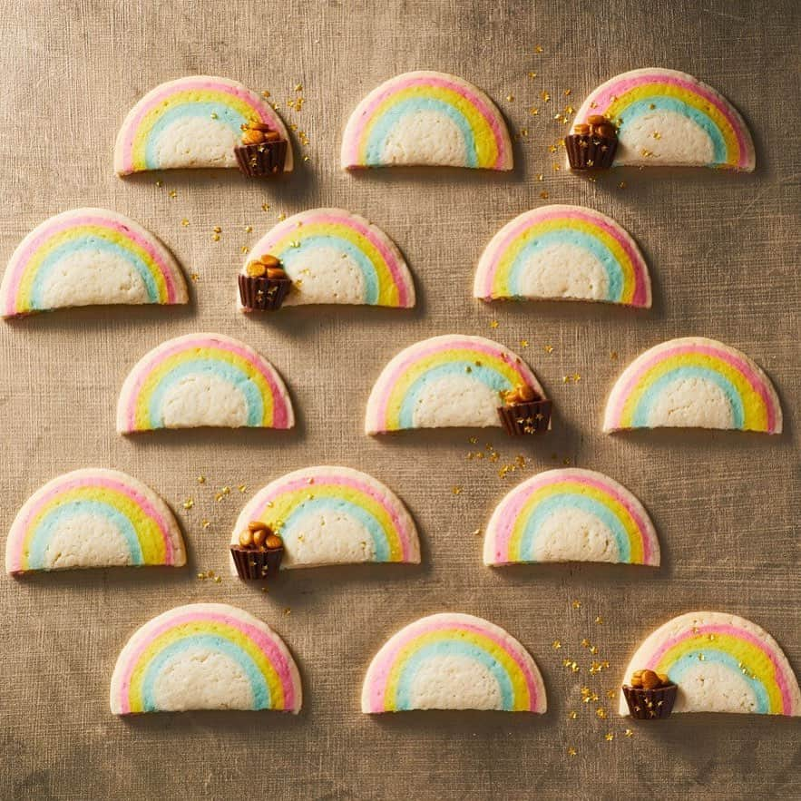 マーサ・スチュワートさんのインスタグラム写真 - (マーサ・スチュワートInstagram)「Follow the end of the rainbow on these cookies and you’ll discover little pots of chocolatey gold. Layers of different-colored dough are rolled into a log to make these these festive slice-and-bake rainbows. They're baked and halved into arcs while warm, then the lucky pots of gold are added. Grab the full recipe at the link in bio and be sure to show off all of your St. Patrick's Day creations by using #imsomartha for a chance to be featured on our Instagram. 📷: @johnnyfogg」3月11日 1時19分 - marthastewart