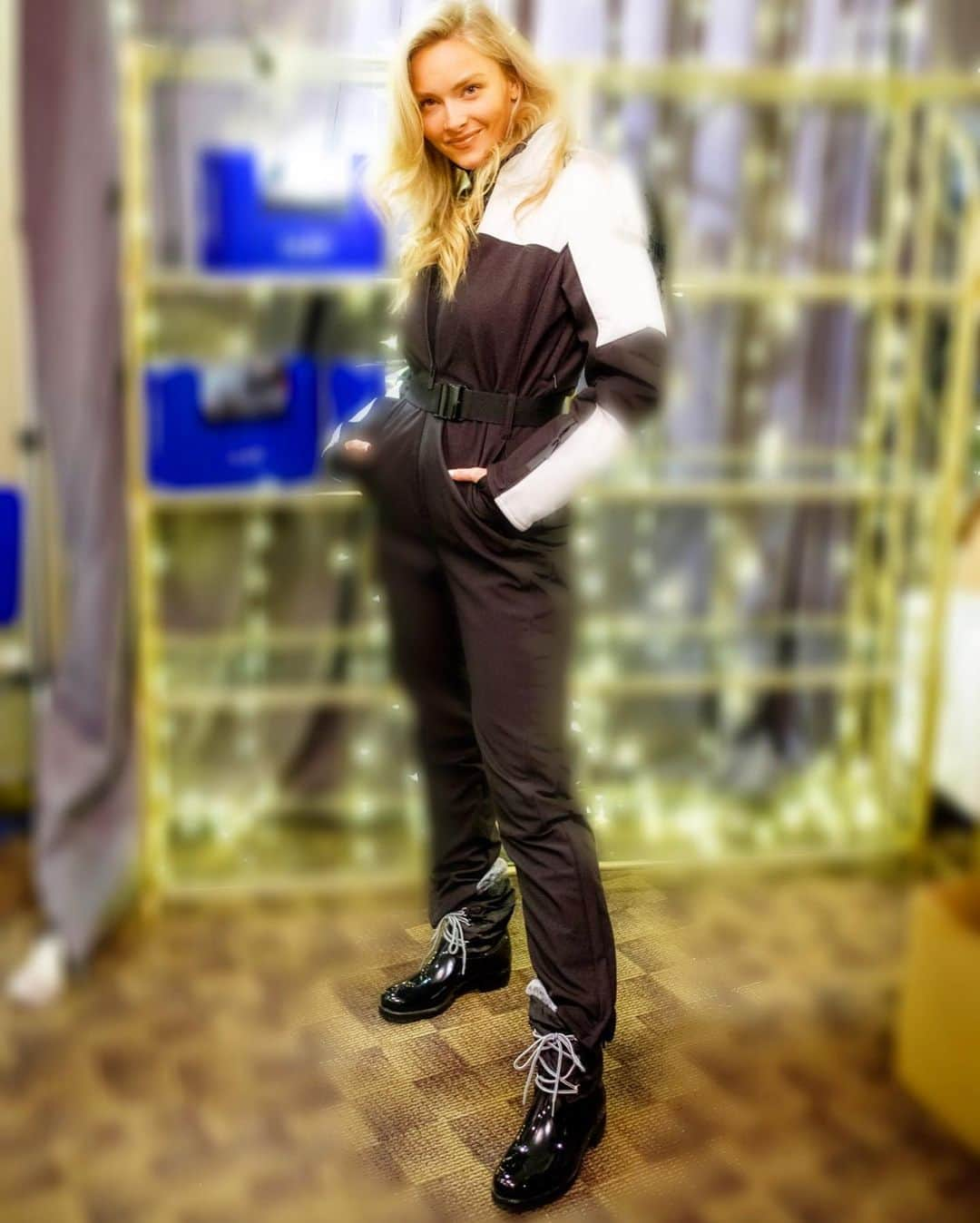 ダブのインスタグラム：「Gorgeous SI cover model Camille Kostek stopped by to show off our dav Helen boot. She is so nice!  #camillekostek #mammothff #davrainboots #davrain @backstagecreations #happyfeet」