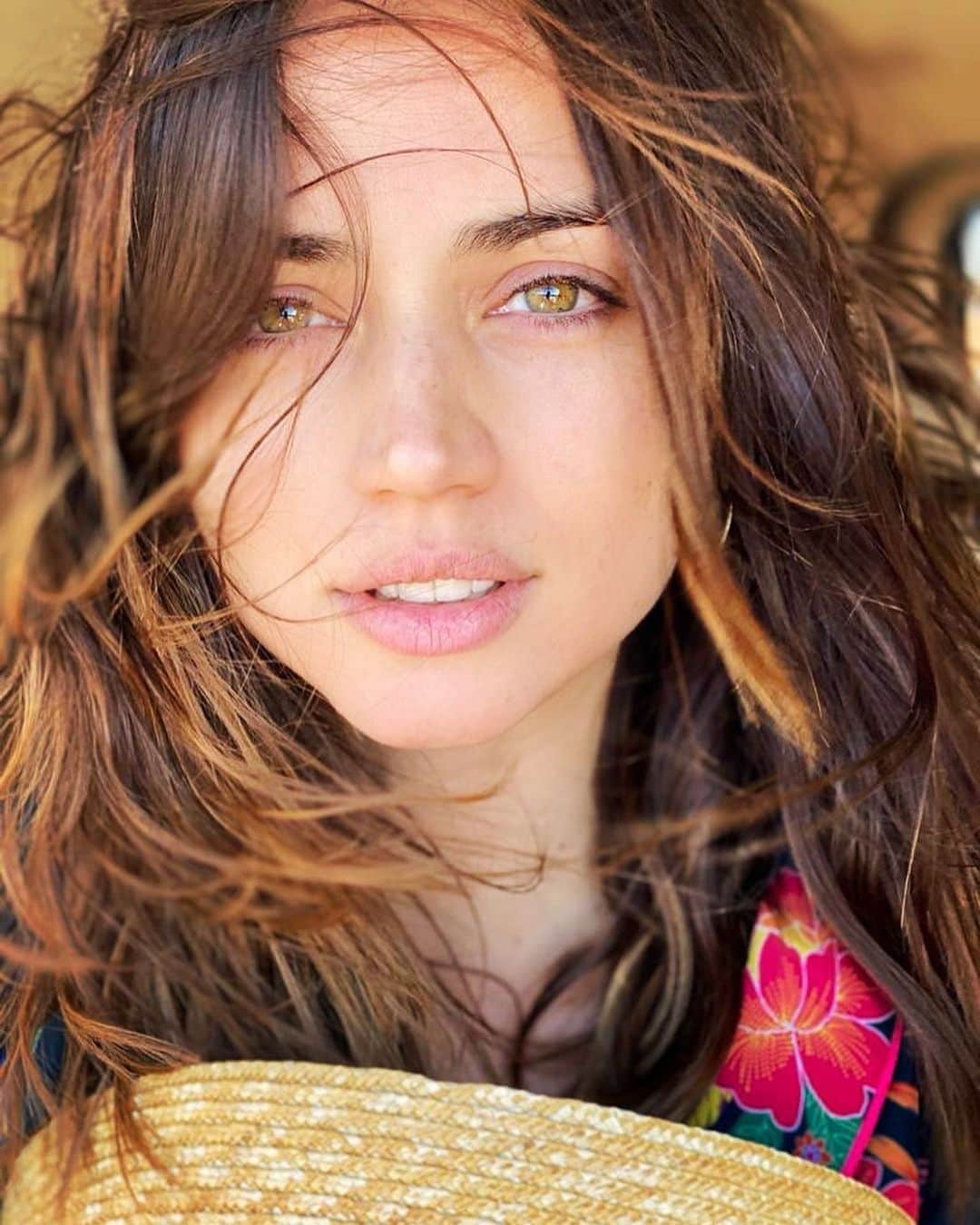 アナ・デ・アルマスのインスタグラム：「🌺🌊」