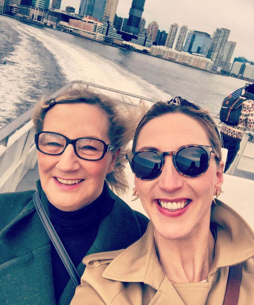 シネイド・ケアーのインスタグラム：「Always a fun time when mum is in town😁🗽💸🛍」