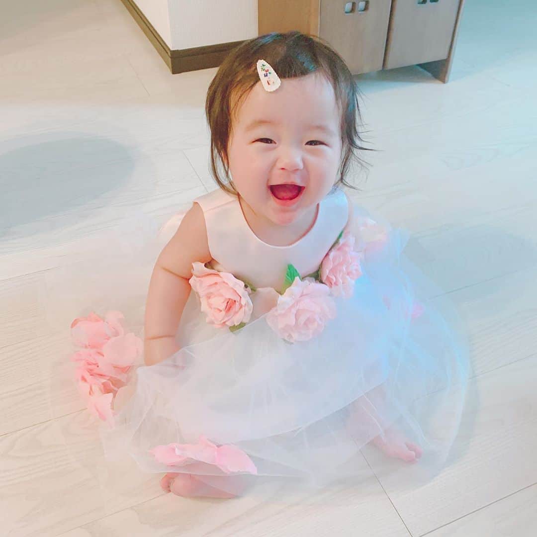 しほの涼のインスタグラム：「ドレス着せたら、めちゃくちゃ喜んでた😭❣️❣️ もうすでに女の子なのねぇ😭😭💕 私は中学生になるまでスカートが大嫌いで、 ズボン一択でしたが、生後8ヶ月にして最早このお洋服がフリフリでTHE女の子だとわかるのが凄い🧐 #めっちゃ笑う#めちゃくちゃ喜んでた#お姫様みたいだった #お姫様みたいと喜ぶ娘 #女の子ですね#生後8ヶ月　になりました」