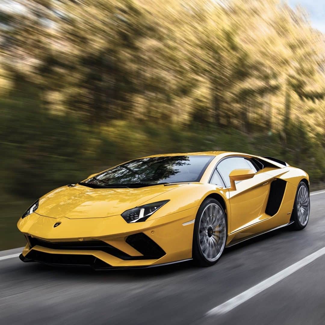 のインスタグラム：「24.2: it’s not just a number. It’s how many seconds the Lamborghini Aventador S takes to accelerate from 0 to 186 mph. A brief distance to get to the driver’s happiness.  #Lamborghini #AventadorS #AboutLamborghini」