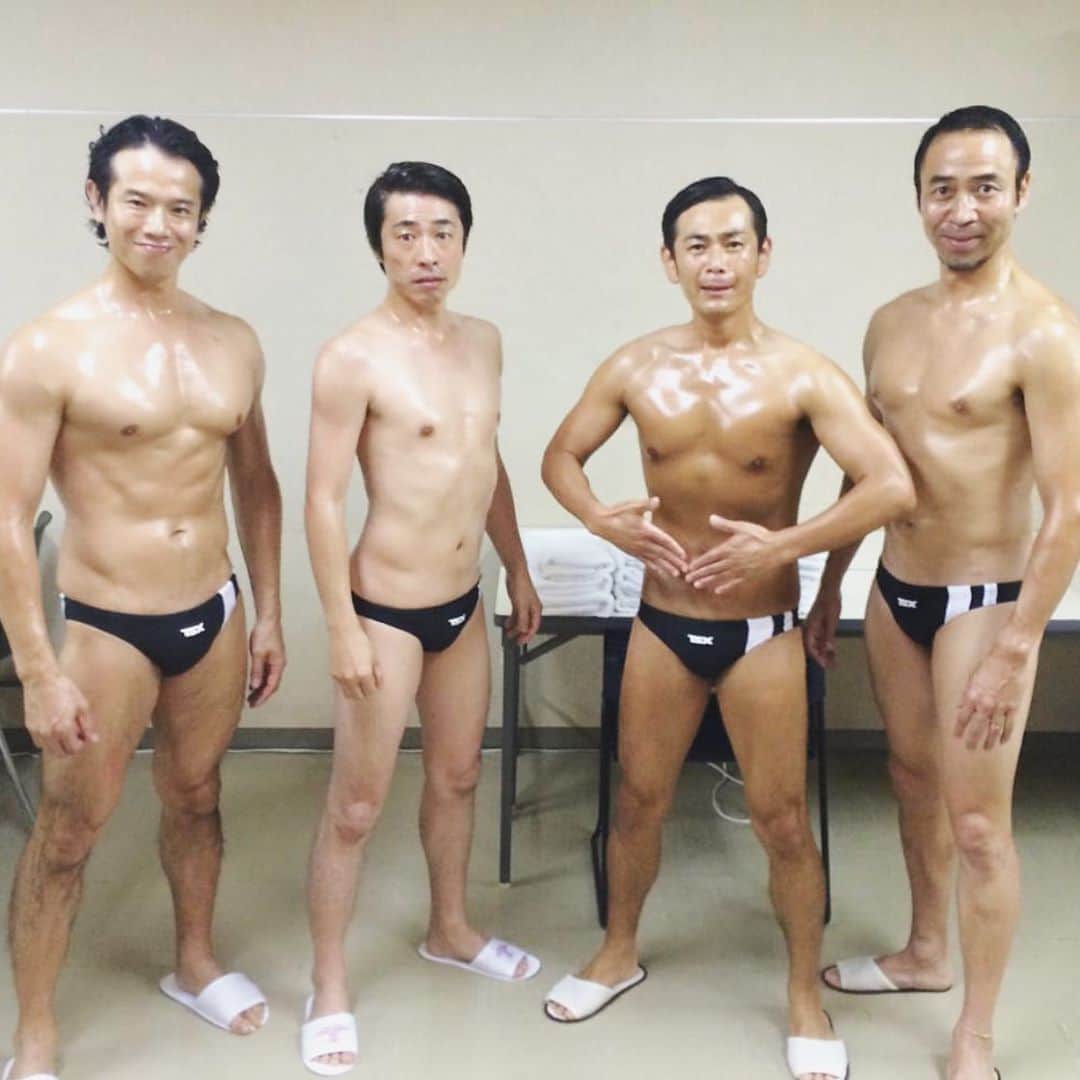田村淳さんのインスタグラム写真 - (田村淳Instagram)「僕だけ裸にベビーオイルをどう塗ったらボディーがよくテカるのかわからないので、他の3人がとても優しく教えてくれました。」3月11日 2時12分 - atsushilb