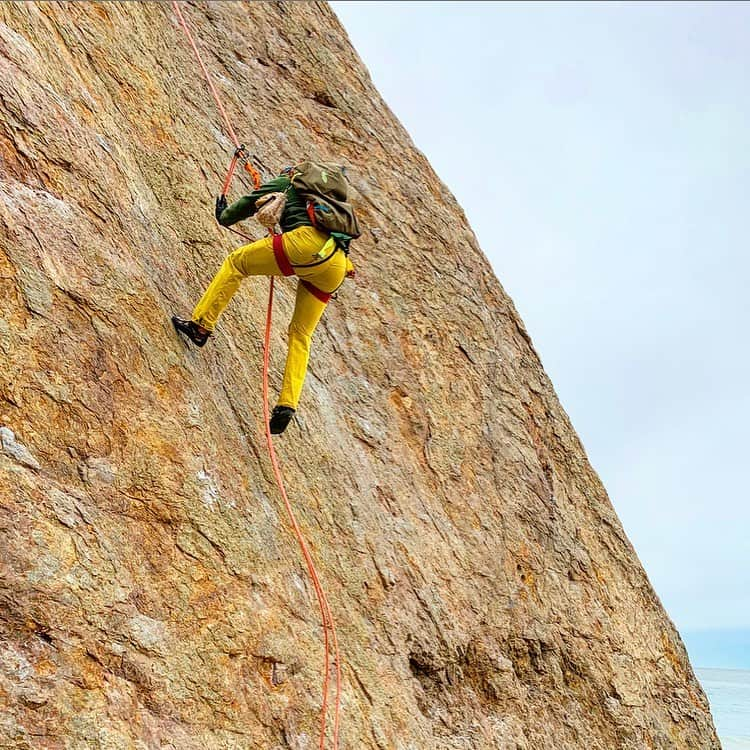 イグナシオ・セルキオさんのインスタグラム写真 - (イグナシオ・セルキオInstagram)「Rock climbing in style and color. 🧗‍♂️ Thank you @cotopaxi for giving my adventures some flavor.  Check out their recycled gear and all the great work they are doing with their foundation / Escalando con estilo y color. Gracias #cotopaxi por darle sabor a mis aventuras. . . #adventure #rockclimbing  #sustainability #recycle #aventura #losangeles #california #travel #outdoors #explore #adrenaline #mentalhealth」3月11日 2時23分 - nachoserricchio