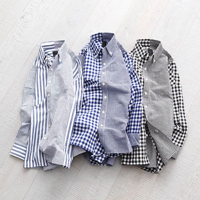 のインスタグラム：「. ＼キナリノモール／maillot｜Sunset Twin Big Shirt サンセットツインビックシャツ . －－－－－－－－－ 見る角度によって印象が変わる、コットン×リネンのビックシャツ . マイヨ定番のサンセットシリーズで使用している生地を贅沢に使用。しっかりとしたハリとリネン特有のシャリ感を残しながらも、体に馴染む柔らかさも併せ持っています。 独特のムラ感で程よい生地厚。味のある表情です。 メンズ・レディース1サイズずつのビックシルエット。アームホールもゆとりのあるので、腕回りが気になる方にも楽に着ていただけます。 一枚で主役級の存在感があり、羽織として使えるのでシンプルなコーデのアクセントとしても活躍してくれますよ。 カラーはどれも爽やかな印象の、ストライプ、ブルーギンガム、ブラックギンガムの3色をご用意しました＊ . －－－－－－－－－ https://kinarino-mall.jp/item-46748 . . ▶画像をタップすると詳細情報をご覧いただけます。 . ▶プロフィールの「インスタ掲載」ボタンから、ご紹介商品をまとめてご覧いただけます。→@kinarino_official . ▶キナリノアプリでも販売中！ 「お買いもの」→「インスタグラム掲載アイテム」 ※ダウンロードはプロフィールリンクから→@kinarino_official . . #キナリノモール #キナリノ #丁寧な暮らし #暮らし #シャツ #ビックシャツ #リネン #春ファッション #春コーデ #シンプル #マイヨ #STRATOBee #maillot #BigShirt #Shirt #style #fashion #comfortable #fashionista #coordination #simple #ootd #instafashion .」