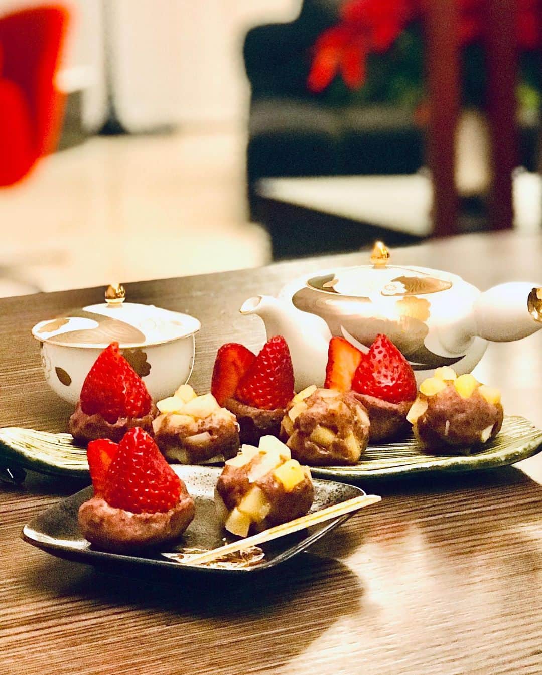 箕輪玖美さんのインスタグラム写真 - (箕輪玖美Instagram)「あんこが好き❤️ 特にこしあんが好き❤️ 本当は毎日食べたいけど…太るし💧  なんて心配をしなくてもいい？発酵あんこを作りました😃 なんとお砂糖不使用でも麹で発酵させると優しい甘さのあんこが完成😊  2枚目…おから蒸しパンケーキ風 3枚目…あんこ玉 4枚目…おからどら焼き  家族用にはちみつを大さじ2杯足したら、家族からも好評〜✨ 今度は白あんを作ってみようかな😊  #発酵あんこのおやつ #お料理大好き #お菓子作り大好き #あんこ好きな人と繋がりたい  #ヘルシー #ダイエット #手作り #料理は愛情 #ママモデル #アラフィフ #アラフォー #箕輪玖美」3月10日 17時58分 - kumi.111