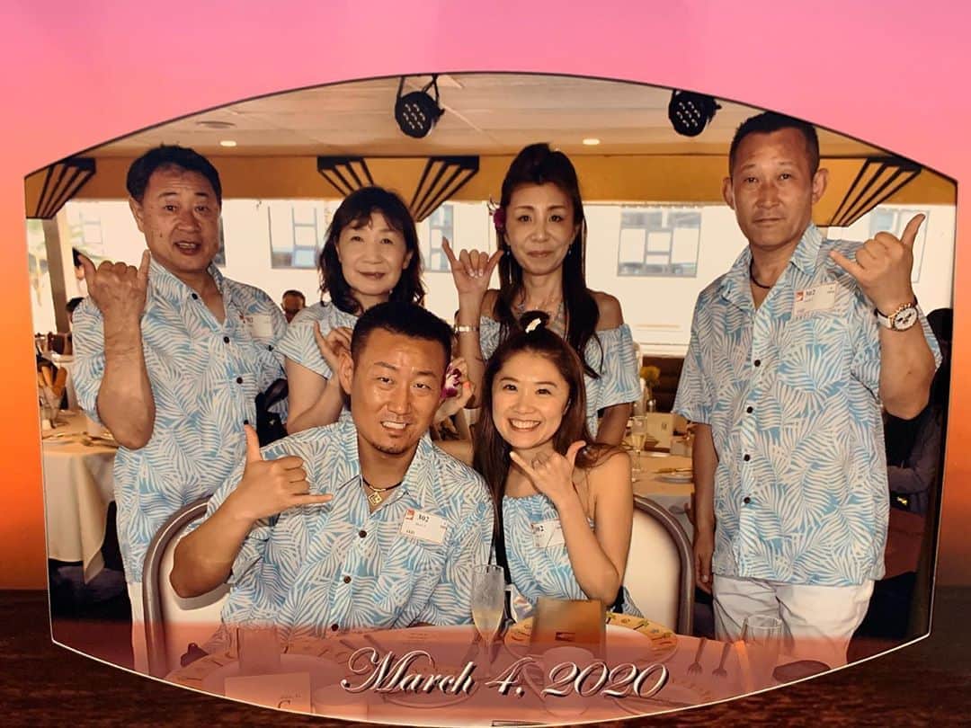 中田de翔のインスタグラム：「. Aloha〜🤙🏾 . 挙式後の夜はみんなでディナークルーズ🚢 . 6人お揃いアロハシャツは1番目立ってた🤩 .  #ハワイ #ディナークルーズ #夕焼けショット #カメラマンは親父 #裏では必死 #ロブスターうまし」