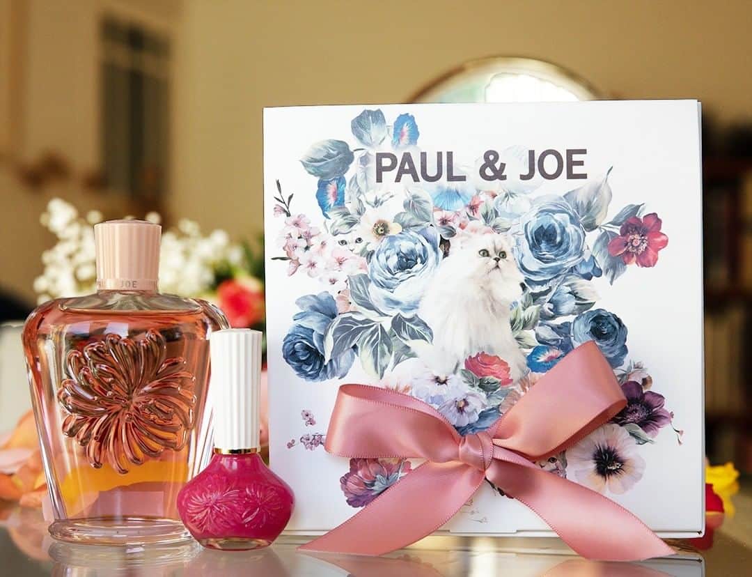 PAUL & JOE BEAUTEさんのインスタグラム写真 - (PAUL & JOE BEAUTEInstagram)「・﻿ Something about spring just makes us want a bright pink polish on our nails. Both our nail polish and remover are made with botanicals that help protect your nails as you wear and remove our products - what more could you ask for?﻿ ﻿ ﻿ Maybe a catastic wrapping box to tie together a wonderful gift set? We’ve got you covered there too ﻿ ﻿ ■Nail Polish﻿ ■Nail Enamel Remover﻿ ■Wrapping Box M﻿ ﻿ ﻿ オシャレなお友達に﻿ こんな"Thank you gift"はいかが？﻿ ﻿ 鮮やかなビビッドピンクのネイルは﻿ ハンドはもちろんこれからの季節は﻿ フットネイルとしても大活躍。﻿ ﻿ やさしくいたわりながらオフできる﻿ リムーバーと一緒にギフトボックスにセットして。﻿ ﻿ ■ネイル ポリッシュ﻿ ■ネイル エナメル　リムーバー﻿ ■ラッピング ボックス M﻿ ﻿ #paulandjoebeaute #ポールアンドジョー #spring ＃gift #springgift #美肌  #透明感 #コスメ垢 #デパコス」3月10日 18時00分 - paulandjoe_beaute