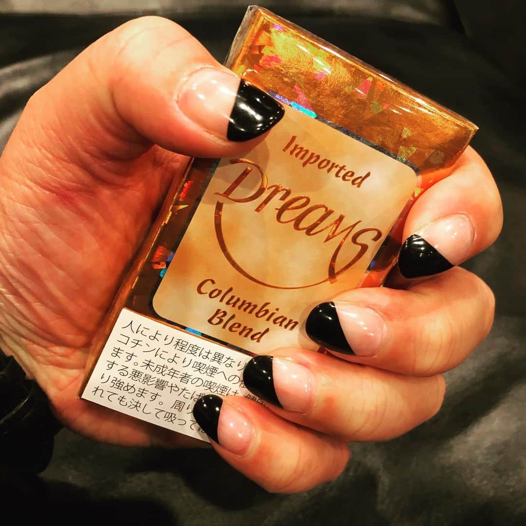 ウェイジーのインスタグラム：「zhouchengshi#weizhi#dreams#cigar #cigarette#lifestyle#mensnails#style #mensworld#columbian#blend#coffee#ドリームス#リトルシガー#葉巻たばこ#コロンビア#コーヒー#珈琲#☕️」