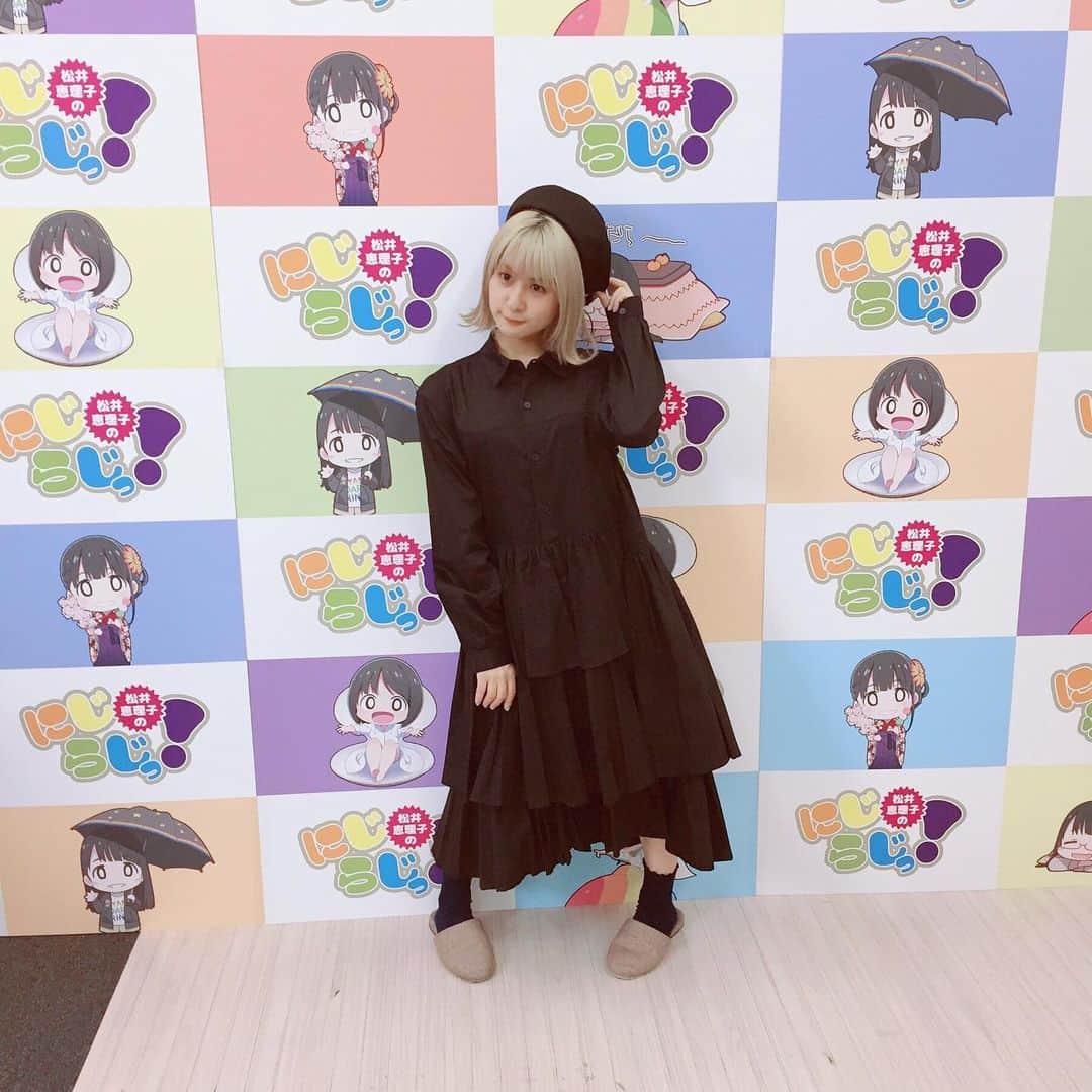 吉田有里のインスタグラム：「こないだの衣装▲▽ カッターがくれたお帽子が﻿ その日きていたシャツワンピにすげー合ってて﻿ もともとそのコーデだったかのようだった﻿ ﻿ 帽子だいすきでよくかぶるんですが﻿ ベレー帽だけは苦手意識があって避け続けていた…﻿ みんなに凄く似合ってる！と言ってもらえて﻿ うれしカッター﻿ これからは果敢に挑戦しよう💪﻿ ﻿ あと他社のマネージャーさんから「後ろ姿がメーテルみたい」といわれた﻿ ﻿ (…服黒いし髪金髪だし黒帽子だからね！！！)﻿ ﻿ onepiece:#candystripper  hat(beret):#CA4LA  shoes:スタジオのスリッパだよ  #candystripperのシャツワンピは天才 #カッター帽子 #よしだふく #ootd #fashion」