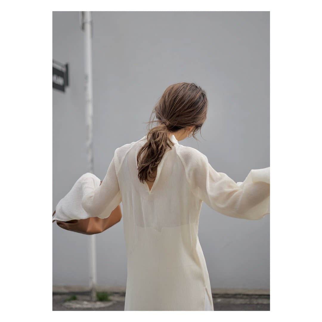 ETRÉ TOKYO ストアさんのインスタグラム写真 - (ETRÉ TOKYO ストアInstagram)「@etretokyo﻿ ﻿ Staff：155cm﻿ ﻿ #ランダムプリーツハイネックブラウス﻿ ￥23,000 + TAX﻿ 着用：OFF WHITE﻿ ﻿ 袖と裾に大胆にスリットを施したハイネックブラウス。﻿ 生地にはシボ感があり表情感もたっぷりです。﻿ バックのさりげない開きが抜け感をひきだしてくれます。﻿ スラックス等、綺麗目のパンツとの合わせでオケージョンにもお召し頂けます。﻿ ﻿ 【 INFORMATION 】﻿ ﻿ -ETRÉ TOKYO 3rd ANNIVERSARY NOVELTY-﻿ ﻿ 税抜35,000円以上お買い上げのお客様に﻿ 「オリジナルポーチ」をプレゼント﻿ ﻿ ルミネ新宿店﻿ 2/27(木) - ﻿ ﻿ ルクア大阪店﻿ 3/24(火) -﻿ ﻿ ONLINE STORE﻿ 3/24(火)19:00 -﻿ ﻿ -ルミネ新宿店・ルクア大阪店限定-﻿ ﻿ お買い上げ頂いたお客様に先着で﻿ 「ORIENSTELLA ナチュラルスタイリンググルー 20ml」﻿ をプレゼント﻿ ﻿ ルミネ新宿店﻿ 2/27(木) - 終了﻿ ﻿ ルクア大阪店﻿ 3/24(火) -﻿ ﻿ ※NOVELTYは数に限りがございます。なくなり次第終了となっております。﻿ ﻿ #outfit#coordinate#mineby3mootd#casual#etretokyoshinjuku #etretokyoosaka﻿ #エトレ#エトレトウキョウ#春コーデ#ブラウス#シンプルコーデ#大人コーデ#大人カジュアル  #LUCUA#ルミネ新宿」3月10日 18時19分 - etretokyo_store