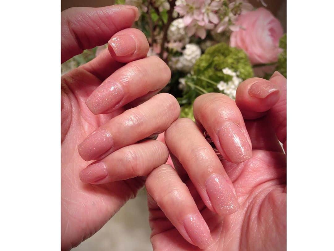 田母神智子さんのインスタグラム写真 - (田母神智子Instagram)「ネイル💅春っぽくした🌸 ラメ✨入っててかわいい❣️ #nails #gelnails #pinkbeige #harajuku #tokyo #musk #tamonail」3月10日 18時20分 - tomokotamogami