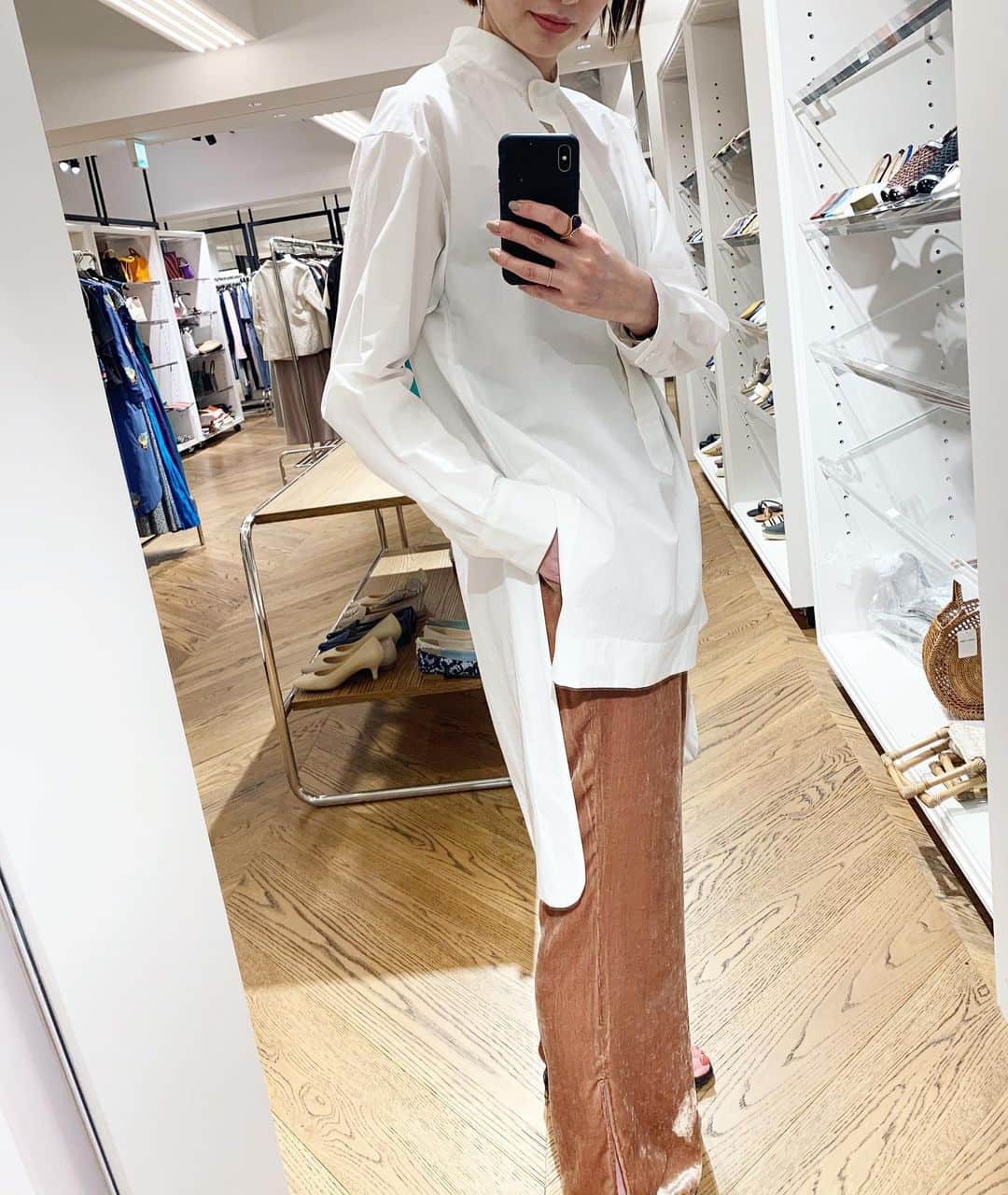 のインスタグラム：「Band collar shirt @aewen_matoph  コットンブロード地に、樹脂加工を施しペーパーライクな生地を作り、バンドカラーシャツに仕上げました  この素材感を作りたくて、何度もサンプルを上げた思い出のシャツ 前後差があるので、ボトムとのレイヤードも楽しい 暖かくなったら、カジュアルにショートパンツと合わせたいな  #aewenmatoph #イウエンマトフ #shirts」
