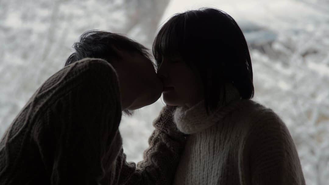 EIKI さんのインスタグラム写真 - (EIKI Instagram)「Transistory Project 「3月15日頃は」 Youtube でMV公開。  ホワイトデーをテーマに描かれた甘くもビターな“恋のすれ違い”を描いたラブストーリー。  Talk Boxで参加、Track制作をしました。  Project @transistory.jp  出演者　芋生悠 @imouharuka  出演者 カジワラタクト Twitter kjtk777  カメラ 藤井智浩 @tomo_nevelife08  ヘアメイク 中村巴美 @tmm_238  Twitter tomominakamura_  スタイリスト 石川翔平 @ishikawa_shohei  アシスタント 夏光 @ntm__0807  Vocal @jumliv  @artefact_akey  @wisteria_flower_  Track @mazetoplanet  @artefact_akey @kazuki_kzk_kazkey  #恋すれ #エモい #transistory #transistoryproject #恋のすれ違い #芋生悠 #カジワラタクト #ホワイトデー #MV #3月15日頃は #mtp」3月10日 18時25分 - artefact_logslom