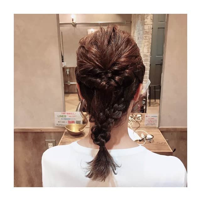 川口智美さんのインスタグラム写真 - (川口智美Instagram)「今回の #テレビ東京 #よじごじデイズ 収録 #ヘアアレンジ はこんな感じでした🐰🎀 #イヤリング は #元町商店街 で買ったものですっ😌  #sinbodymake でスキンケアしたので化粧のりが 素晴らしくよかったです🙌  #hairarrange #hairset #earrings #skincare」3月10日 18時25分 - horipro_satomikawaguchi