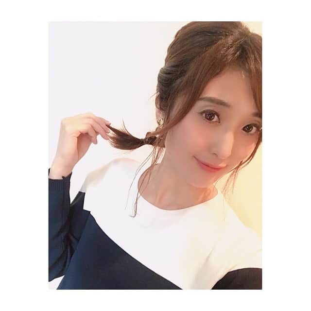 川口智美さんのインスタグラム写真 - (川口智美Instagram)「今回の #テレビ東京 #よじごじデイズ 収録 #ヘアアレンジ はこんな感じでした🐰🎀 #イヤリング は #元町商店街 で買ったものですっ😌  #sinbodymake でスキンケアしたので化粧のりが 素晴らしくよかったです🙌  #hairarrange #hairset #earrings #skincare」3月10日 18時25分 - horipro_satomikawaguchi