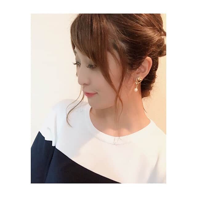 川口智美のインスタグラム：「今回の #テレビ東京 #よじごじデイズ 収録 #ヘアアレンジ はこんな感じでした🐰🎀 #イヤリング は #元町商店街 で買ったものですっ😌  #sinbodymake でスキンケアしたので化粧のりが 素晴らしくよかったです🙌  #hairarrange #hairset #earrings #skincare」