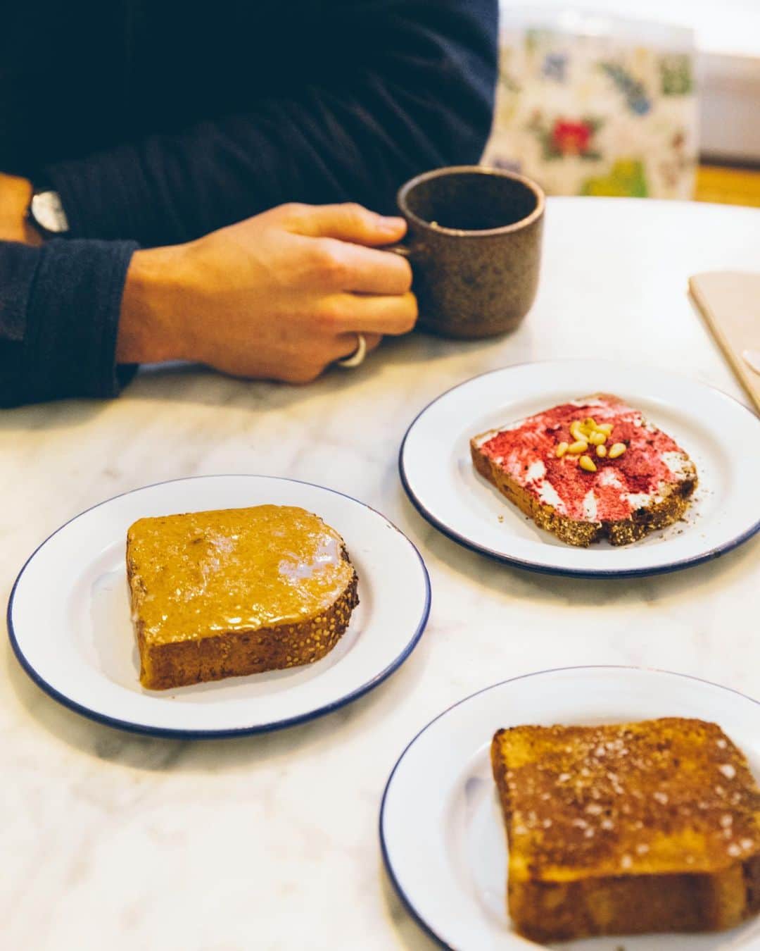 Hanako公式さんのインスタグラム写真 - (Hanako公式Instagram)「コーヒーカルチャーとトーストが見事にマッチ🍞﻿ ﻿ サンフランシスコは何かが生まれる街。店内に石臼を置き、カリフォルニアの契約農家から取り寄せた小麦の粒を粉にし、挽きたてでパンにする、新しいコンセプトをシーンに持ち込んだ〈THE MILL〉。シグニチャートーストはは色とりどりでポップ🌼奥から「クリチ＋ビーツペースト」、「アーモンドペースト」、「シナモンシュガー」。﻿ ﻿ 【Hanako_進化する日本のパン特集】﻿ #Hanako #Hanako_magazine #パン屋さん巡り #パン好き #パン部 #惣菜パン #食パン #パンのおとも #パン飲み #パン屋さん #ベーカリー #パンのある暮らし #パン好きな人と繋がりたい #サンフランシスコカフェ  #トースト好き #THEMILL #photoby_KenyaAbe」3月10日 18時29分 - hanako_magazine