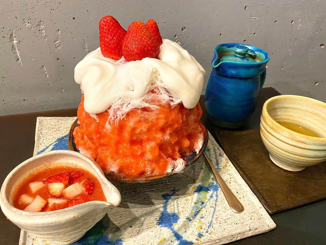 桃乃木かなさんのインスタグラム写真 - (桃乃木かなInstagram)「大森にある「ネコゴオリ」さん🍧﻿ ﻿ ・いちごぜんかい﻿ ・figりがっこ﻿ ・黒ごまココナッツラズベリー﻿ ・紀州南高梅ぜんかい﻿ (・ライチティー﻿☕️) ﻿ たむさんに教えてもらった氷屋さんに早速🚃！﻿ 変わったメニューが多くて迷ったけどボリューミーでどれも味がはっきりしてて(選んだバランスも良かったかも)美味しかったです😋figりがっこが衝撃的にツボでした🥳﻿ ﻿ #TokyoShaveIceネコゴオリ #ネコゴオリ #大森　#かき氷」3月10日 18時29分 - kana_momonogi