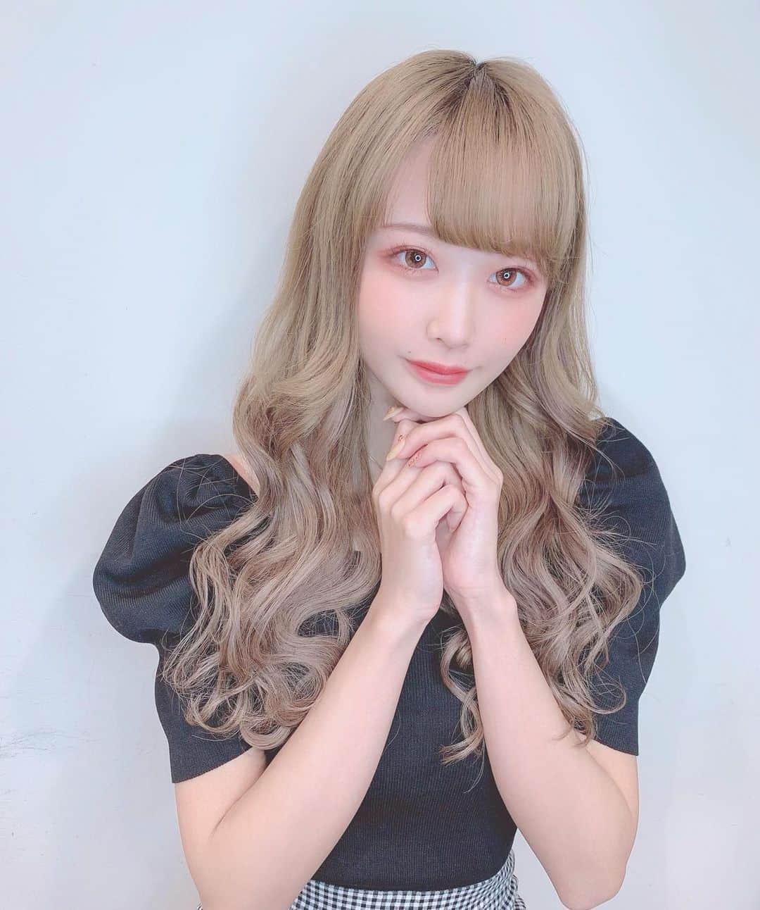 のインスタグラム：「サロモしたときのデータ🖤(@gummi_candy_ ) . 最高に相性のいいカラコンに出会ってしまった🥺 @glam_karakon のCouture Moonlight ベージュだよ(,,･ω･,,) . . tops @michellmacaron_official  skirt @17kg_official . . #GLAMLENS#GLAM#グラムレンズ #カラコン#グラムカラコン#グラム#通販限定 #サロモ #サロンモデル #michellMacaron#ミシェルマカロン #マカロンコーデ」