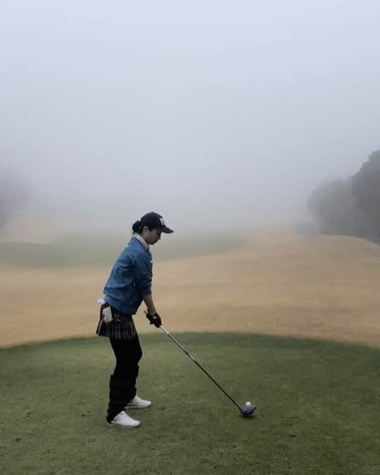 青山恭子のインスタグラム：「. 今年度最後の月例⛳️ ほぼ全ホール、霧で見えない… ナイスショットかどうかもわからず… こんなの全然楽しくない…😢 . . . #月例 #月例競技 #今年度最後 #なのに #霧で見えない #濃霧やばい #ボールが見えない #ピンが見えない #全然楽しくない #東京ベイサイドゴルフコース #だけどやっぱり #ゴルフ女子 #golf女子 #ゴルフ大好き」