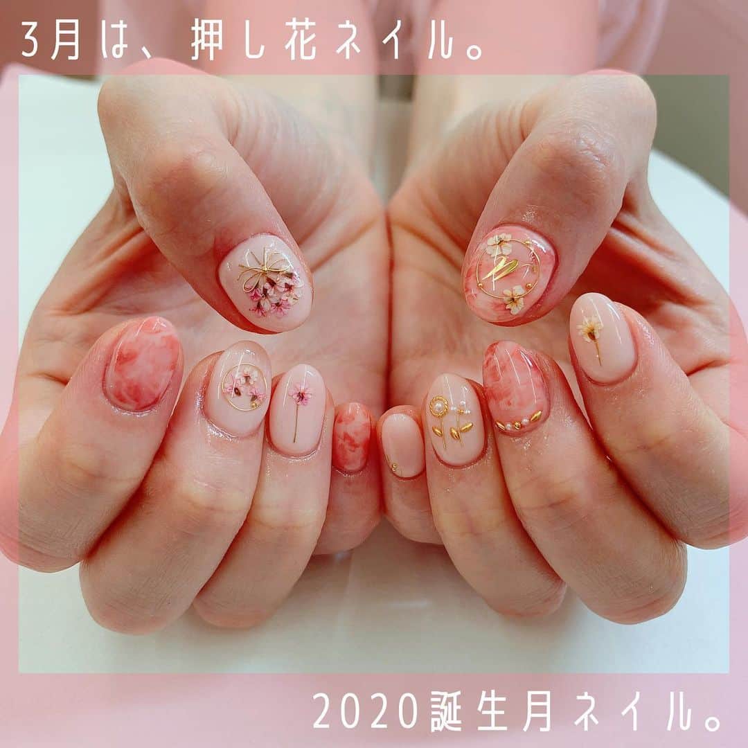 さくまみおのインスタグラム：「美味しそうな爪から、いい香りしそうな爪へとへーんしん。 今月もはるちゃんありがとう♡ 誕生月ということで保湿オイルもプレゼントしてくれた(激嬉) 持つものがいちいち可愛くなる。 ちなみに最近近所のスーパーで🍓が安くて歓喜。298円。神。  #NewNail#押し花ネイル#3月ネイル#Birthdayネイル#ワイヤーネイル」