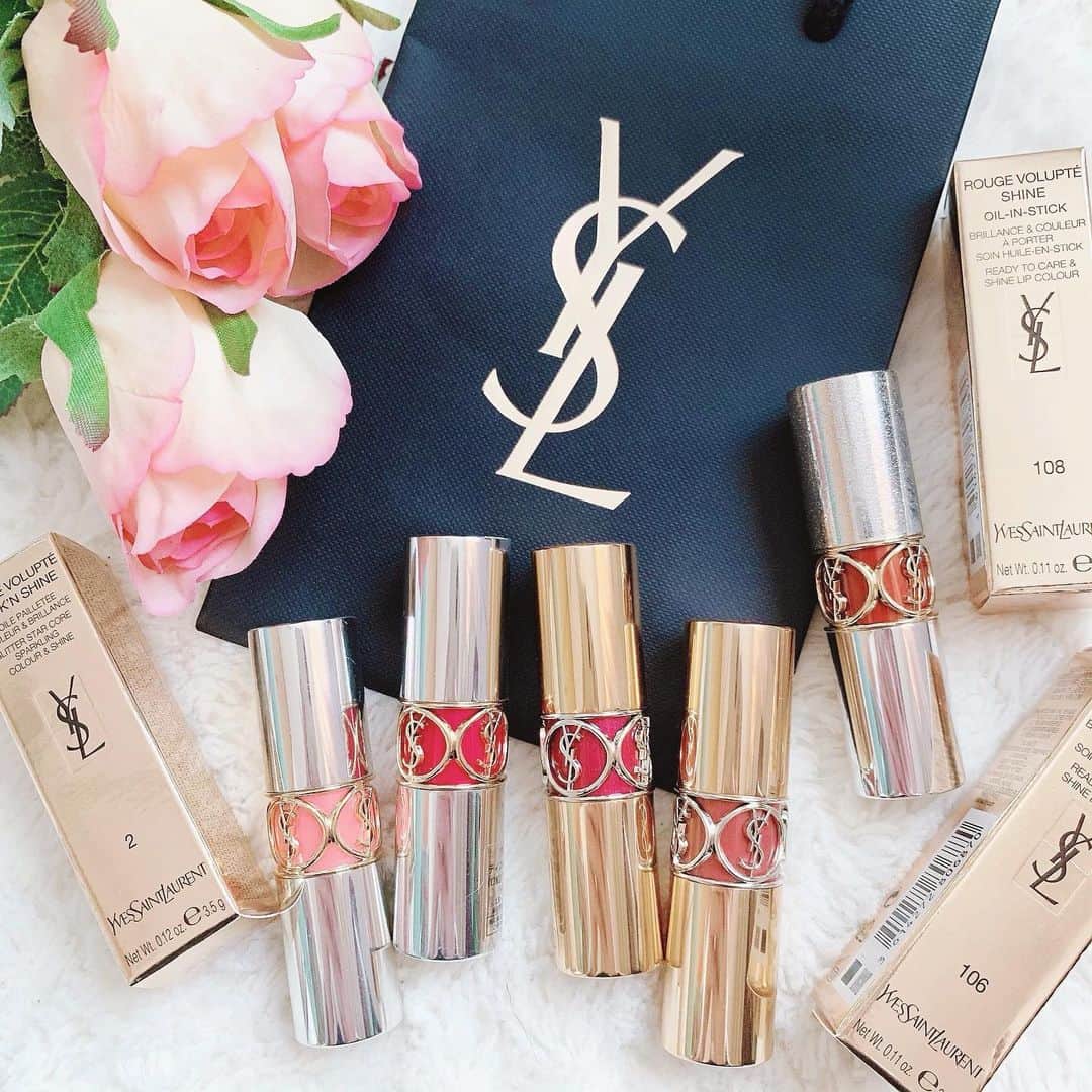 のインスタグラム：「♡ 【イヴ・サンローランリップ塗り比べ💄全女子が 夢中になるリップはプレゼントやご褒美にも💖】 . . 見た目もオシャレで仕上がりも綺麗な @yslbeauty のヴォリュプテシリーズ😍✨ インスタでもpostしてるけど 記事ではティントインバームも紹介したり より詳しくレポしてるよ🤗🌈 . . 🔍【ローリエプレス 空山菜摘】 で調べると出てくるし、 あたしのインスタのTOPからも飛べます😊 ※アプリの方が見やすいからオススメ！ . . . . . #イヴサンローラン #YvesSaintLaurent #YSL #新作コスメ #口紅 #デパコス #新作コスメ #ソラメイク #コスメ垢 #コスメレポ #コスメレビュー #メイク動画 #デパコス #コスメオタク #赤リップ #ブラウンリップ 口紅　#新作リップ #リップ #コスメ好きさんと繋がりたい #コスメコンシェルジュ #ヴォリュプテロックシャイン #ルージュヴォリュプテシャイン」