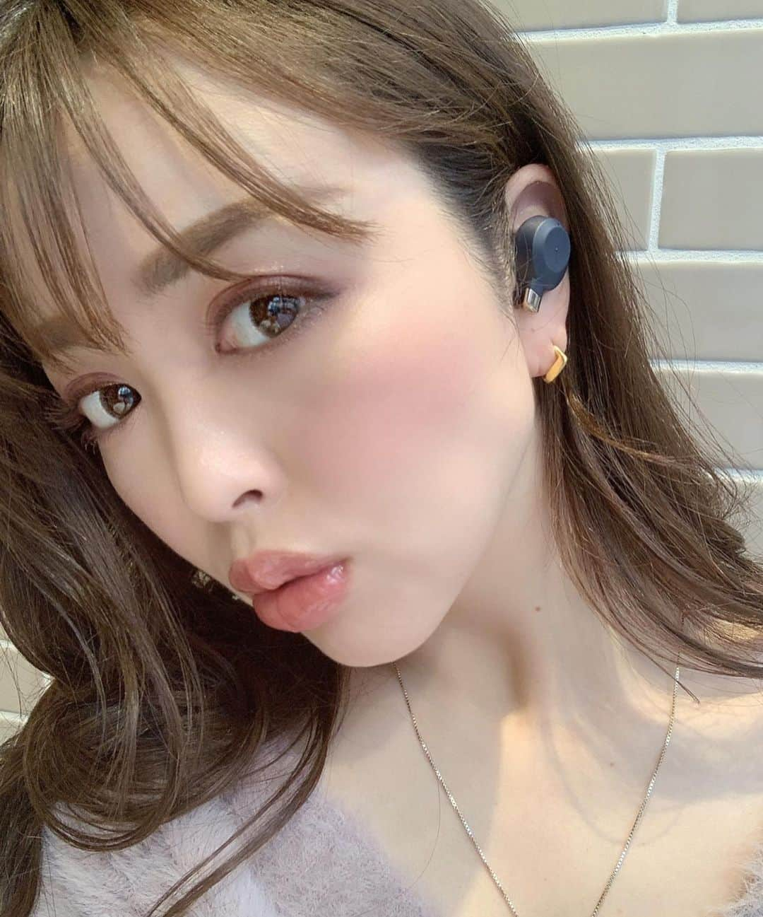 板橋瑠美さんのインスタグラム写真 - (板橋瑠美Instagram)「ついにワイヤレスデビュー💕﻿ ﻿ ﻿ 以前も愛用していたsudioの、﻿ 新作のFEM✨✨﻿ ﻿ ﻿ ﻿ ﻿ 前回pinkだったけど、今回はNavyにしてみた💜﻿ ﻿ ﻿ ﻿ ワイヤレスって落とさないか不安だったんだけど、﻿ 耳の穴に合わせてシリコンゴムのサイズが選べるから、小さいのにしたから全然落とさない♡﻿ ﻿ ﻿ ﻿ ﻿ 最大6時間の連続再生できて、充電ケース使用で最大20時間の再生が可能💜﻿ ﻿ ﻿ IPX5対応の防水性だから安心〜✨✨﻿ ﻿ ﻿ ﻿ ﻿ これを見たみなさまへ❣️﻿ ﻿ sudioから、﻿ 15%OFFになる、スペシャルクーポンがあるよ💕﻿ ﻿ ﻿ ﻿ ﻿ クーポンcode﻿ ( 15rumi ) ﻿ を入れた方は全員❣️！！！﻿ 15%オフになるよ！﻿ ﻿ 有効期限：2020/5/31まで﻿ ﻿ ﻿ ﻿ #sudio #sudiomoments #pr #earphone #ワイヤレスイヤホン　﻿ ﻿」3月10日 18時54分 - rumi_official_0616