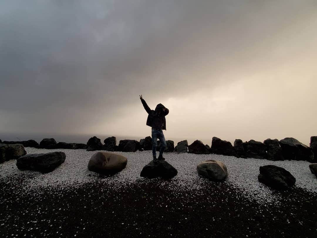 徳山秀典さんのインスタグラム写真 - (徳山秀典Instagram)「八丈島！楽しかった。 初日以外はニュースで友人に心配されるほどの大嵐…。 帰りの飛行機は二回欠航…なんとか最終は飛んだので帰れました。。」3月10日 19時11分 - hidenoritokuyama