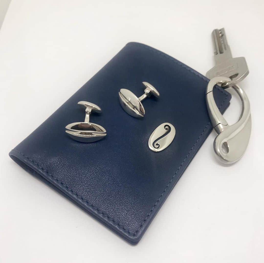 ホアキンベラオさんのインスタグラム写真 - (ホアキンベラオInstagram)「✨Ideas para regalar el Día del Padre✨ #gemelos de plata de la colección Falua, #cartera de piel con el exterior azul e interior en negro, #llavero de plata de la colección Clásica. Recuerda que estamos en la C/ Lagasca,44 (Madrid) ¡Os esperamos! #JoaquinBerao #diadelpadre #regalosoriginales #hombre #men #parael #handmade #handmadejewelry #JoaquinBeraoMadrid #JoaquinBeraoJapon #JoaquinBeraoMilan #JoaquinBeraoValencia」3月10日 19時04分 - joaquinberao