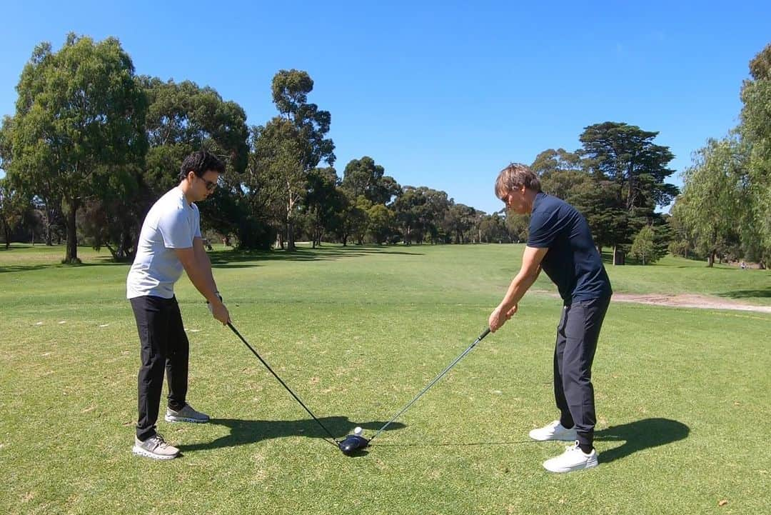 セルジオ・ペレスさんのインスタグラム写真 - (セルジオ・ペレスInstagram)「Y llegamos a Melbourne para darle a @xpmartos su primera lección en el campo ⛳️🏌🏼 Tiene talento este muchacho! 😄💪 #AusGP」3月10日 19時05分 - schecoperez