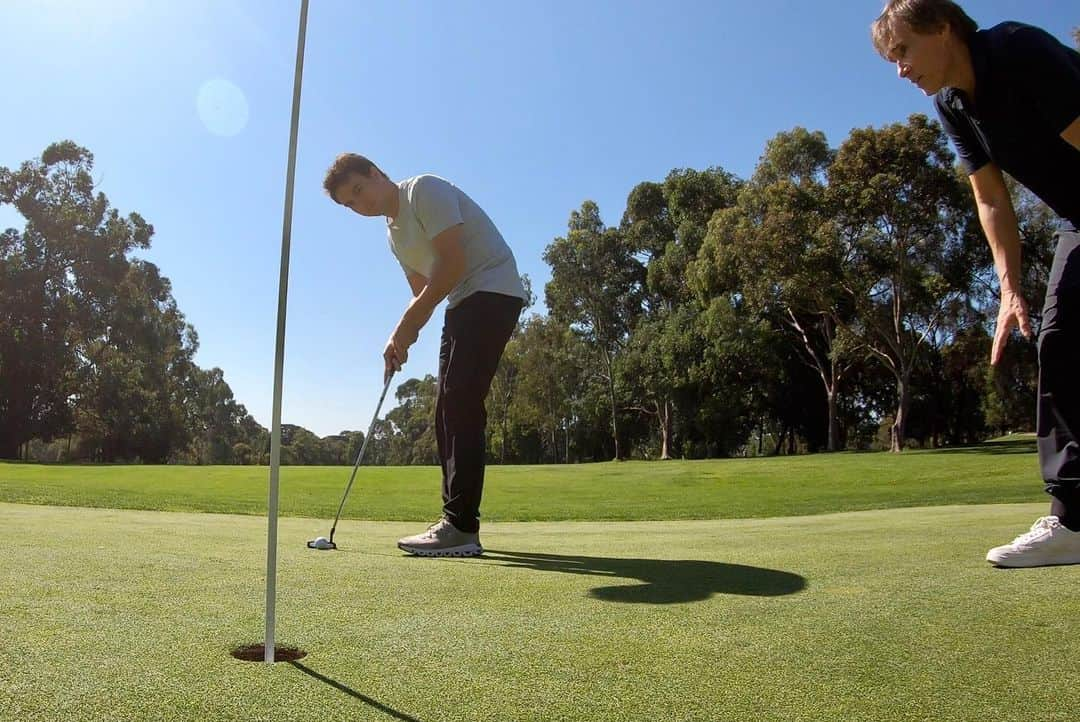 セルジオ・ペレスさんのインスタグラム写真 - (セルジオ・ペレスInstagram)「Y llegamos a Melbourne para darle a @xpmartos su primera lección en el campo ⛳️🏌🏼 Tiene talento este muchacho! 😄💪 #AusGP」3月10日 19時05分 - schecoperez