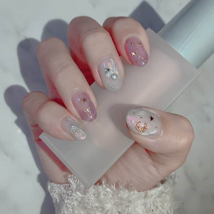 鹿の間さんのインスタグラム写真 - (鹿の間Instagram)「🪐NEW NAIL🪐　#鹿のネイル 気分を上げるべく2020の春は紫色を沢山使おう期間(〃ω〃)大好きな星や月を散りばめてキラキラネイルにしてもらいました！今回もほぼ @sayazorara さんお任せネイル🌱本当いつもいつも可愛くしてくださりありがとうございます！眺めるだけで幸せ！ -------------------------------- #妹に撮ってもらってたんですけど手が震えて爆笑 #なんか妹が楽しそうなので音は消さないでおく笑 #ネイル　#春ネイル　#紫ネイル　#透明感　#ニュアンスネイル #パールネイル #星ネイル　#月ネイル」3月10日 19時17分 - rhodon41