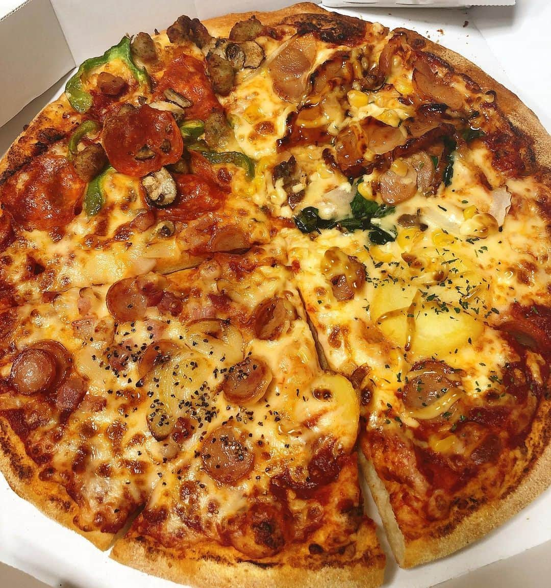 佐々木もよこのインスタグラム：「アメリカンなピザも大好きです🥺🍕❤️❤️ ドミノピザ〜😋💕💕﻿ ﻿ ﻿ ぜんぶおいしく頂きました☺️🙏✨﻿ ﻿ ﻿ ピザ、大好き🥺🍕🍕❤️❤️❤️﻿ ﻿ ﻿ ﻿ ﻿ ﻿ ﻿ #ピザ応援隊#ピザ#ピザ🍕 #ドミノピザ #ドミノチーズ#pizza#pizza🍕 #pizzaforever #pizzapizzapizza」