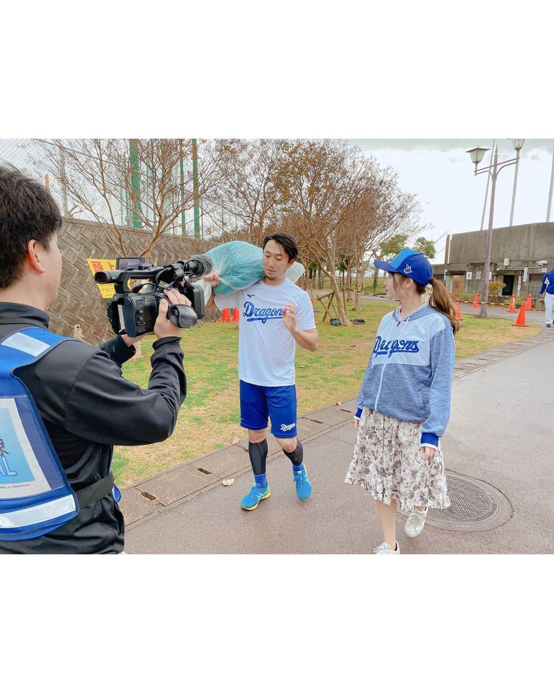 沢井里奈さんのインスタグラム写真 - (沢井里奈Instagram)「♡ . 先日放送の｢ドラ・ナビ｣では 沖縄キャンプ取材の模様を お届けしています⚾️🏝🌺✨ . 溝脇選手、福田選手、阿知羅投手、 木下投手、藤嶋投手、柳投手、 梅津投手、鈴木博投手、渡辺選手に インタビューさせて頂きました☺️💓💓 . 皆様立ち止まって ほんとに丁寧に答えて下さり、 嬉しかったです🥺💕💕 ありがとうございました😊❤️ . とにかく緊張してました、、笑 立ち位置(距離感)が難しい、、 . #dragons #dranavi #starcat #okinawa #nagoya #baseball #uniform #ootd #coordinate #fashion #instagood #instagramjapan #japanesegirl #girls #사복 #옷스타그램 #팔로우 #中日ドラゴンズ #ドラゴンズ #中日 #沖縄キャンプ #北谷球場 #読谷球場 #沖縄 #スターキャット #キャットチャンネル #ドラゴンズ女子 #ユニフォーム #さわー野球 #沢井里奈」3月10日 19時22分 - sawairina