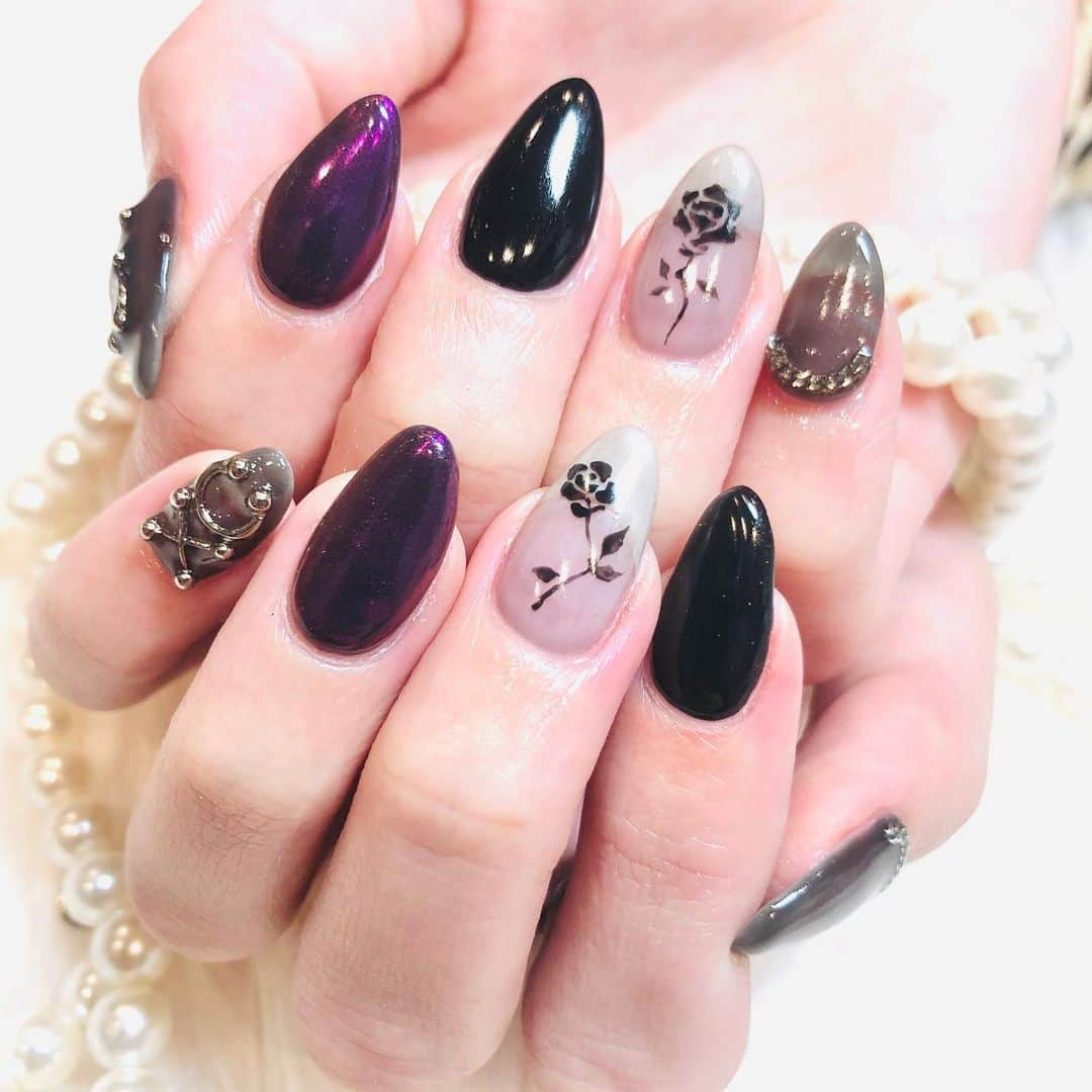 ジャスミンゆまさんのインスタグラム写真 - (ジャスミンゆまInstagram)「♡♡♡ · · · かっくいいだろ  #newnail #ピアスネイルパーツ #アートネイル #raviy」3月10日 19時23分 - yjw.chos