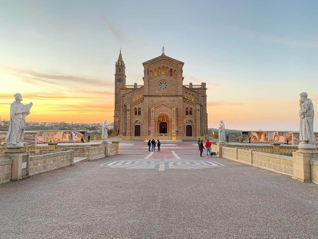 メロディー・チューバックさんのインスタグラム写真 - (メロディー・チューバックInstagram)「タピーヌ教会⛪️ なんだか吸い込まれるような美しい場所だったなあ、、、。 奇跡の教会って言われてるんだよ #マルタへの旅」3月10日 19時26分 - melodychubak