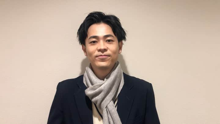 【公式】土曜ナイトドラマ「アリバイ崩し承ります」のインスタグラム：「‪【〇〇承ります】‬﻿ ‪卒業シーズンですね🌸‬﻿ ﻿ ‪ということで‬﻿ ‪特別編で高校生の雄馬を‬﻿ ‪演じている成田さんから一言🎓💐‬﻿ ﻿ ‪寂しさも緊張も入り交じる季節ですが、﻿ きっと素敵な出会いが﻿ たくさん待っています☺️✨!!‬﻿ ﻿ ‪#アリバイ崩し承ります‬﻿ ‪#ありくず‬﻿ ‪#承ります企画‬﻿ ‪#特別編前編は‬﻿ ‪#AbemaTVにて‬﻿ ‪#公開中🤗‬」