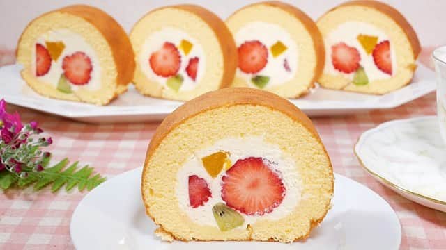 ひろまるさんのインスタグラム写真 - (ひろまるInstagram)「【幸せのフルーツロールケーキ】  今回は25㎝×25㎝の天板を使ってスポンジを焼いてみました😊  いちごやキウイなどのフルーツと生クリームたっぷりでとっても幸せ🍓😋 #ロールケーキ#Roll cake#おうちおやつ#tomiz#tomizawa#cotta #手作りケーキ #クッキング #手作りおやつ #手作りスイーツ #クッキングラム #休日おやつ #手作りケーキ#バースデーケーキ #おうちおやつ # #コッタ#hiromarucooktv #StayHome #WithMe」3月10日 19時33分 - hiromarucook